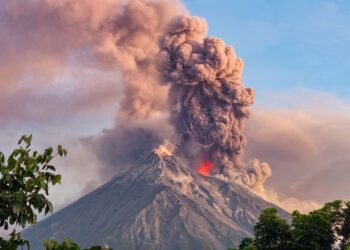 Volcán de Fuego mantiene en alerta a Guatemala