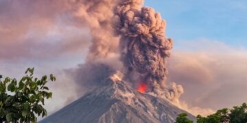 Volcán de Fuego mantiene en alerta a Guatemala